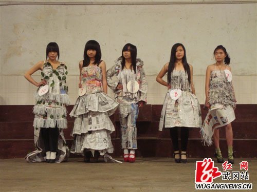 武冈职业中专学生用报纸设计服装 亮相t型舞台