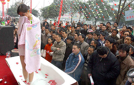 少女商场全裸推销<em>沐浴</em>液 盘点美女当众<em>洗澡</em>雷