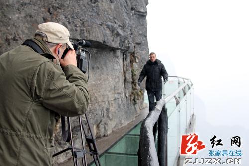 俄罗斯电视台专赴张家界天门山拍摄玻璃栈道