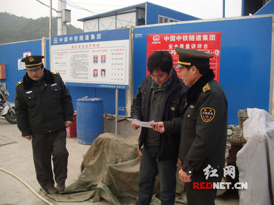 <em>长沙市</em>岳麓区城管主动<em>上门服务</em>重点工程(图)_