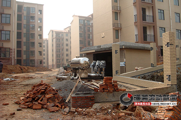 宁乡两小区修门起冲突 施工人员和业主受伤[图