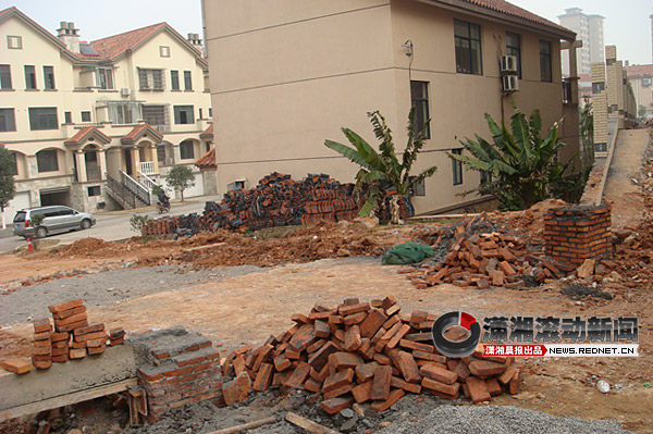 宁乡两小区修门起冲突 施工人员和业主受伤[图