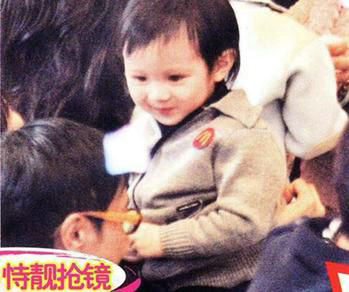 小魔童活泼好动(图)