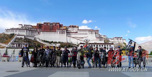 新田人骑单车到拉萨 南有新田旗帜飘扬世界屋