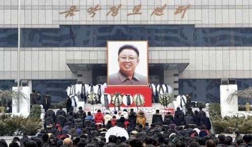 [视频]金正日遗体告别仪式举行 金正恩手扶灵车