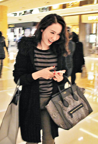 黎姿买新年<em>礼物送女儿</em>