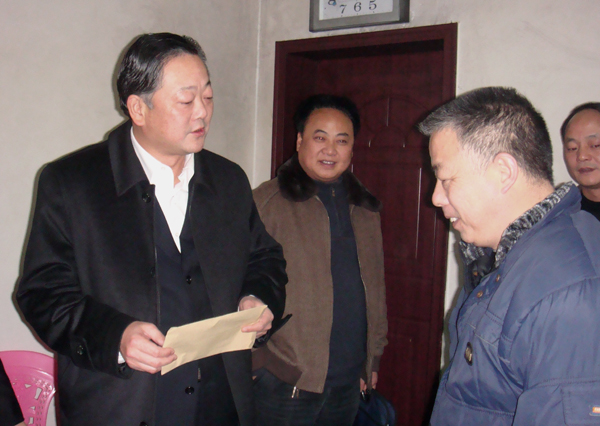 湘阴县委书记田自力节前走访慰问困难群众(图)