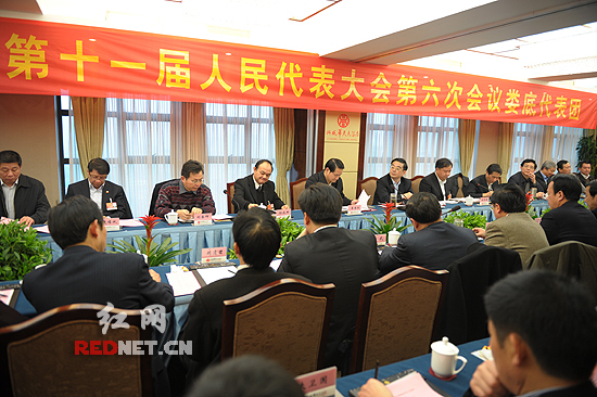 今天下午，省委书记、省人大常委会主任周强来到省十一届人大六次会议娄底市、郴州市、常德市代表团，与代表们一起审议省人大常委会工作报告和两院报告。