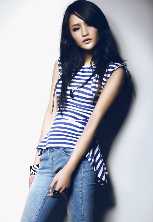 [<em>视频</em>]内地嫩模制服诱惑 修长<em>美腿</em>野性魅惑_红