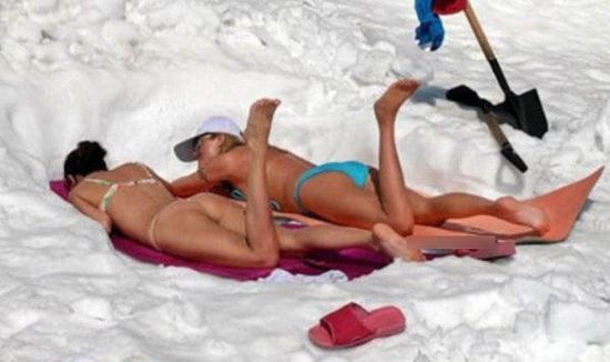 性感美女裸体狂欢 冰天雪地里的比基尼诱惑_旅