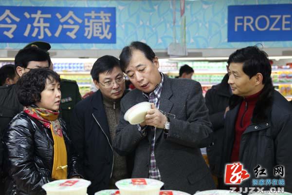 张家界市长赵小明视察城区春节市场情况