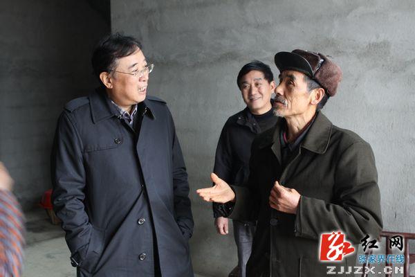 春节前夕张家界市长赵小明到建设扶贫村走访慰