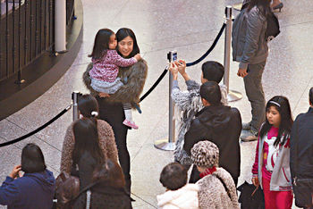 徐濠萦与刘銮雄(大刘)的女友甘比(陈凯韵)是