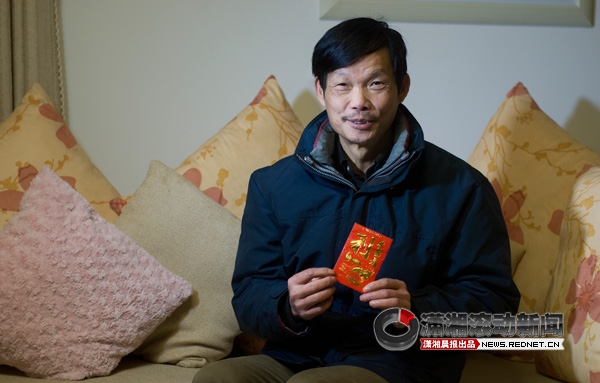 过年第一班车 公交车驾驶员收到乘客红包[图]