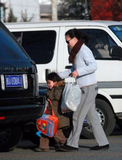 那英8岁儿子私房近照 高兴帅气正太范儿足(组图)