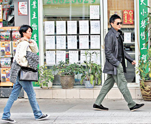 <em>张智霖</em>拍拖保护素颜<em>老婆</em> 提醒袁咏仪避镜头(图