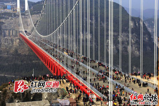 矮寨大桥竣工成为湘西一景 春节开放每天万人参观
