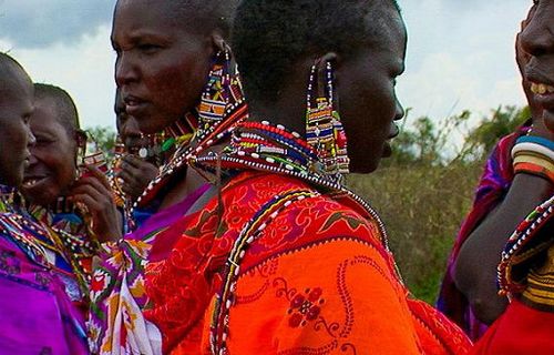 未婚<em>少女</em>露乳引情郎 坦桑尼亚<em>摸</em>脚定亲(图)