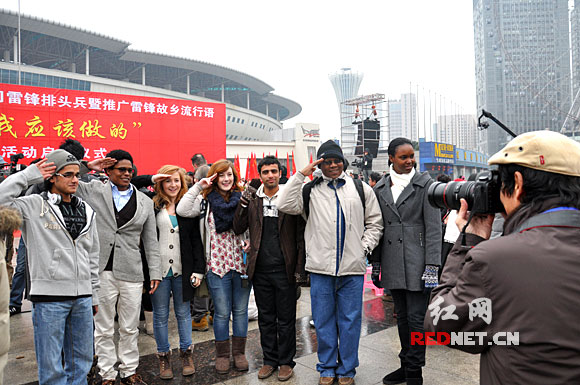 长沙学雷锋外国人也来了~ 【猫眼看人】-凯迪