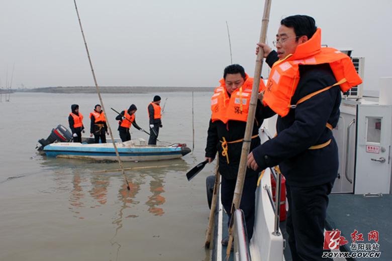 岳阳县渔政执法人员清缴东洞庭湖非法捕捞工具