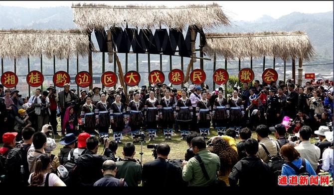侗家阿妹对山歌