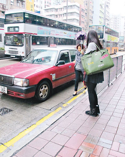 rose截的士准备乘船往澳门工作