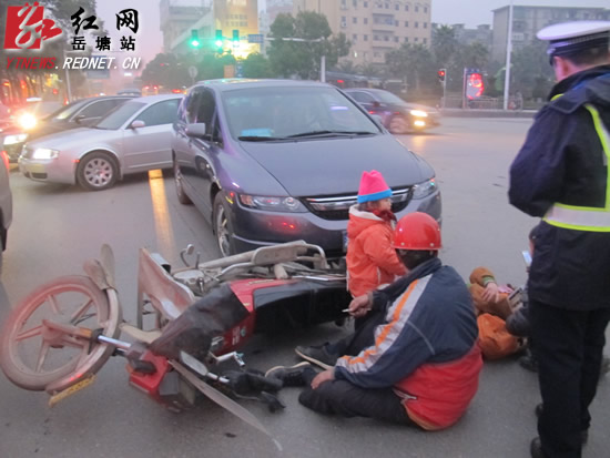 湘潭河西罗源广场十字路口十分钟发生两车祸(图)