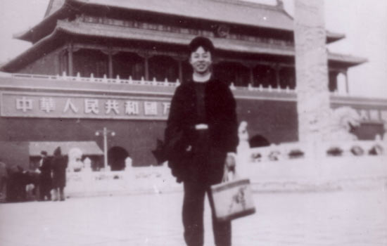 雷锋从湖南家乡赴鞍钢途经首都北京在天安门前