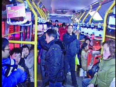 公车太挤乘客大骂司机 司机一怒熄火下车稳情
