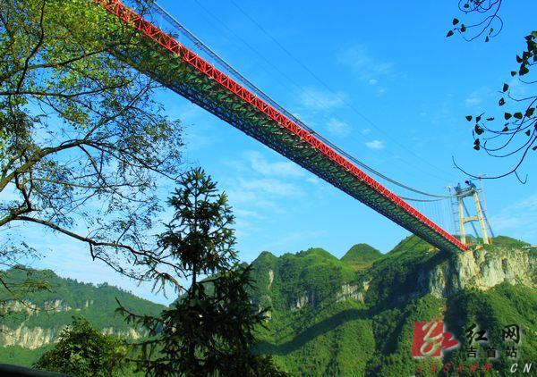 张魏)德夯大旅游景区建设和旅游产业发展进展顺利,"百年路桥奇观,千年