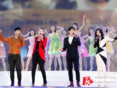 心连心讴歌雷锋精神 曹芙嘉再度演绎《相亲相