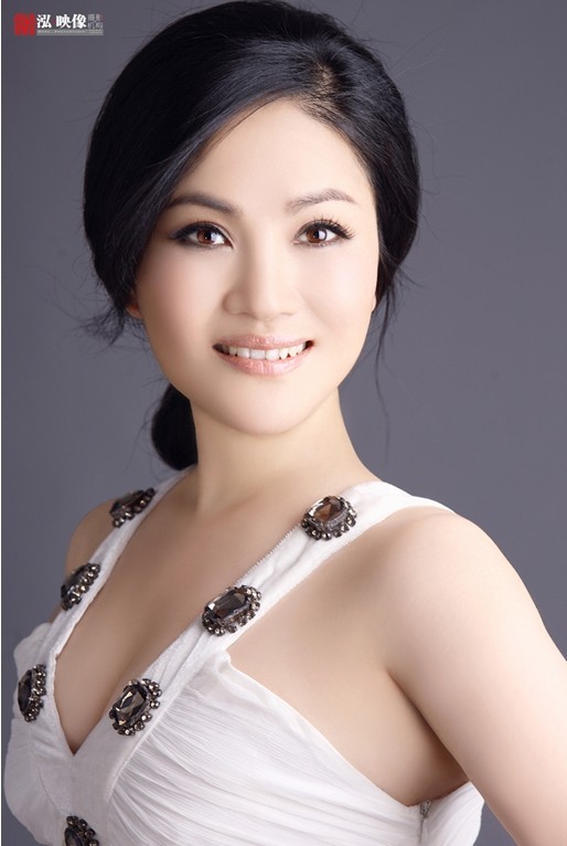 龙年首支学<em>雷锋</em>单曲面世 歌唱家易秒英温暖献