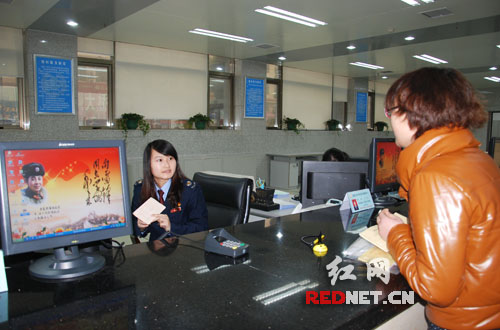 长沙望城地税系统雷锋岗上比服务