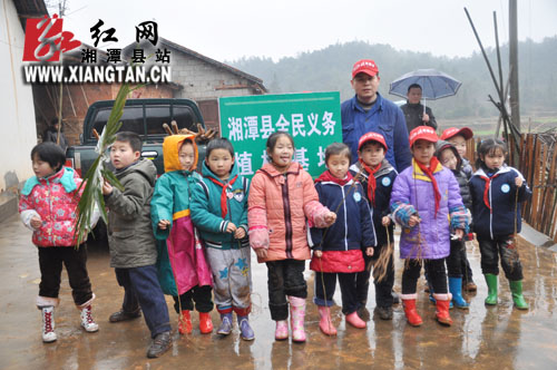 湖湘源社区植树活动娃娃兵来助阵 种下最年轻