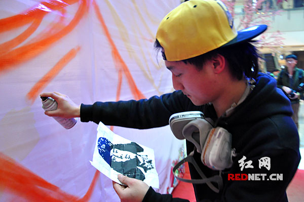 最大涂鸦雷锋头像亮相长沙