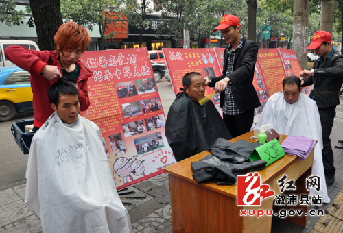 溆浦时尚发型师学雷锋 街头为老人免费理发