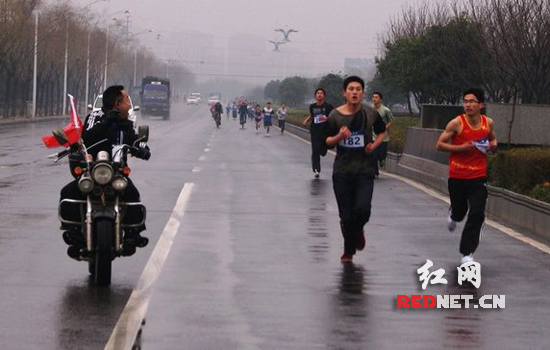 常德万人参加春季长跑活动 交警全程护航(图)