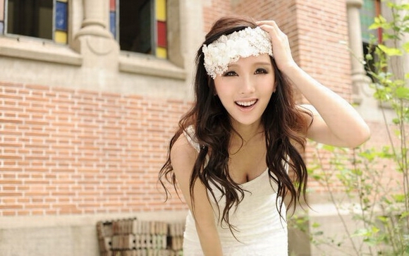 [视频]《<em>喜爱夜蒲</em>》女主角陈静比基尼春色写真
