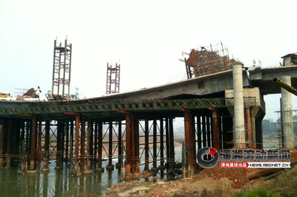 娄底在建大桥下塌续:施工方擅自拆支架导致[音