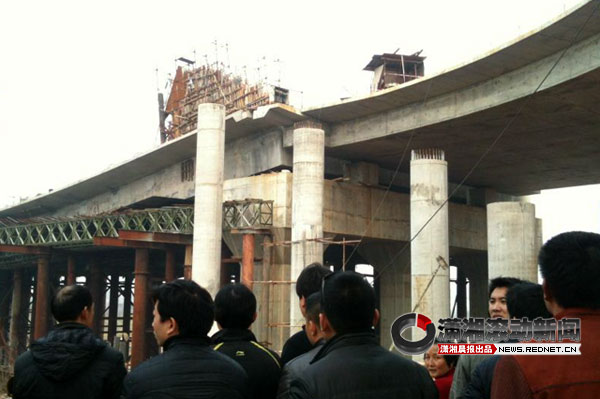 娄底在建大桥下塌续:施工方擅自拆支架导致[音