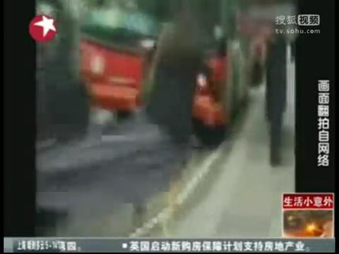 [<em>视频</em>]囧!<em>美女裙子被</em>夹掉露下身尖叫追车_红网