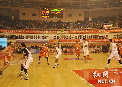 北京奥神队与西雅图登山家队再次交锋。