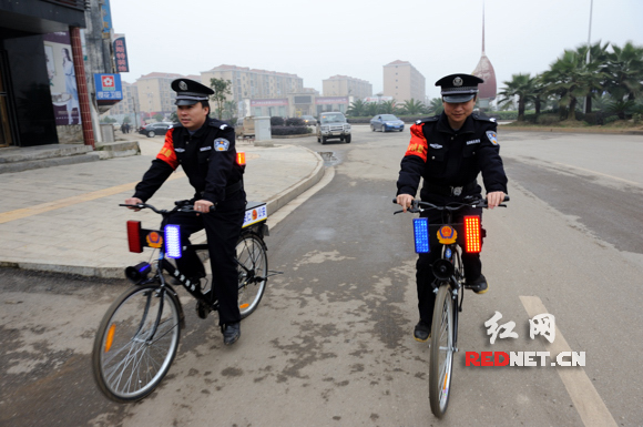 安仁县巡警骑自行车执勤 保障社会治安稳定(图)