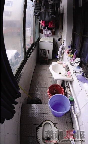 一家三口蜗居厕所图片
