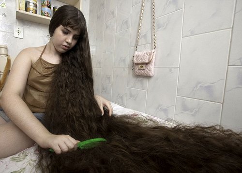 巴西"长发姑娘"发长1.55米 称不敢吹电扇(图)