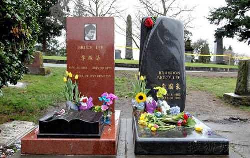 李小龙父子墓地曝光+李国豪墓碑无照片显神秘