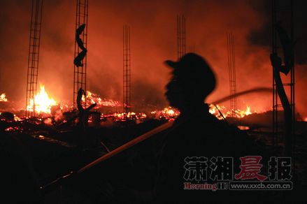 绥宁一村庄大火烧毁17栋房屋 28户村民受灾(图