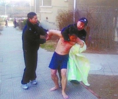 <em>男子</em>猥亵少妇 被七旬老人追跑只剩<em>内裤</em>(图)