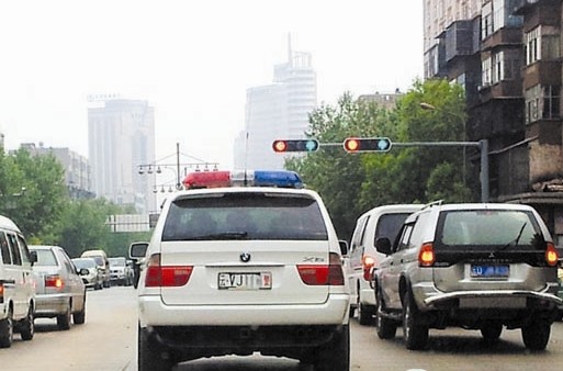 云南曲靖街头现宝马X5警车 博友:豪车系煤老板