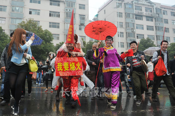 株洲3月29日讯(潇湘晨报-长株潭报滚动新闻记者杨茜)公爹戴个高帽子